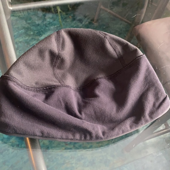 Lululemon Beanie with pony tail cut out - Picture 6 of 6